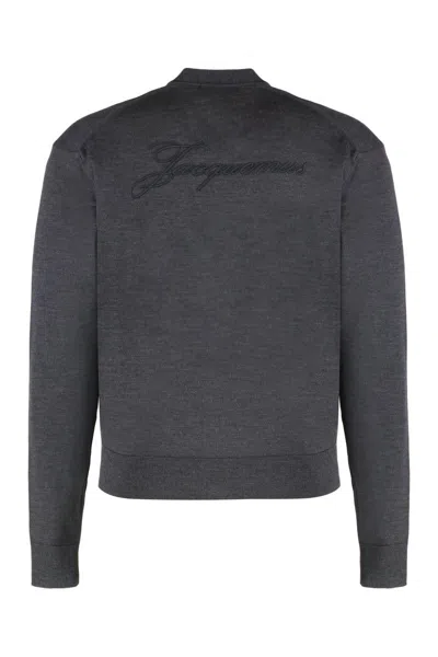 Jacquemus Embroidered-logo Ribbed Cardigan In Gray