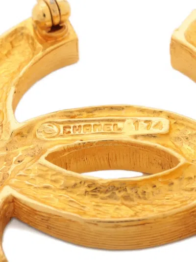 Pre-owned Chanel 1980-1990 Cc Embellished Brooch In Gold