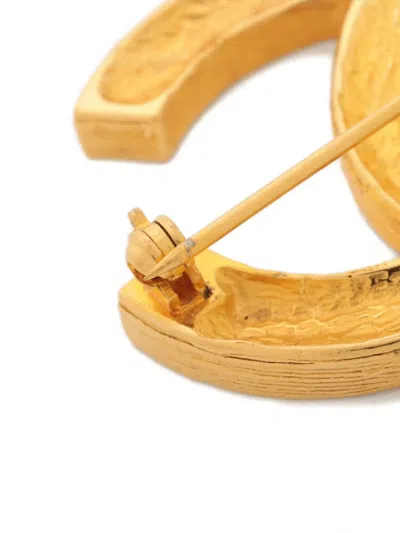 Pre-owned Chanel 1980-1990 Cc Embellished Brooch In Gold