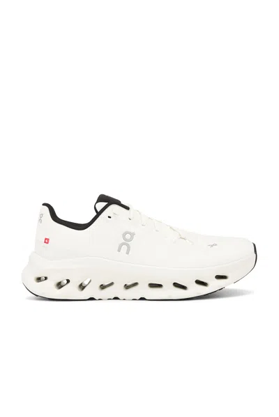 On White Sneakers With Distinctive Sole In White