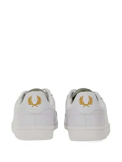 LOGO细节穿孔运动鞋