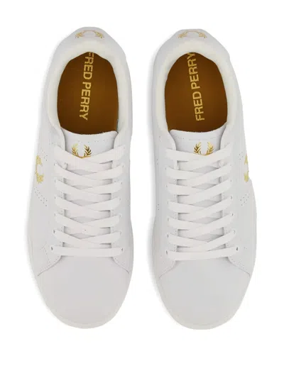 LOGO细节穿孔运动鞋