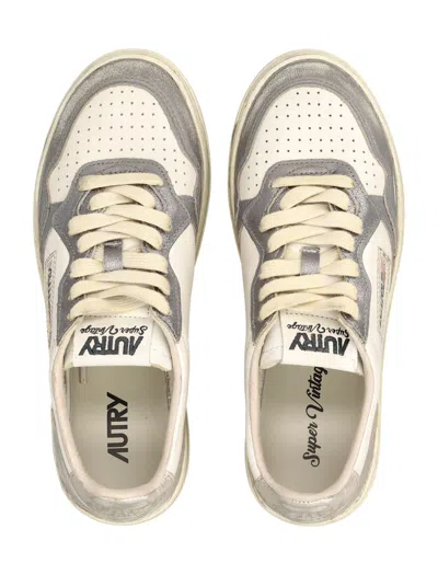 Autry Medalist Low Super Vintage Womans Sneakers In White, Old Silver, And Platinum In Neutral
