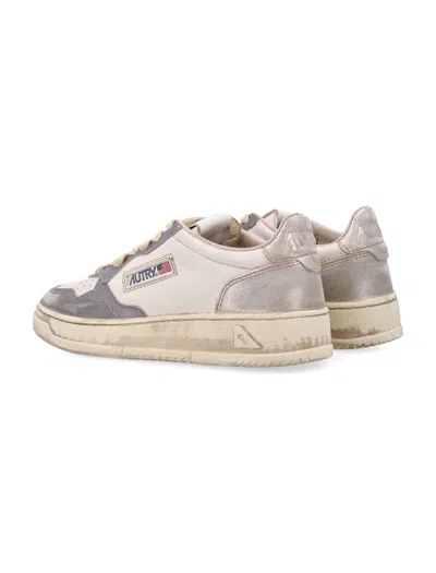 Autry Medalist Low Super Vintage Womans Sneakers In White, Old Silver, And Platinum In Neutral