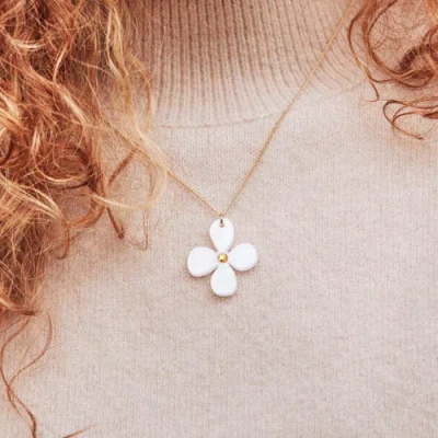 Toolally Daisy Pendant Necklace In White