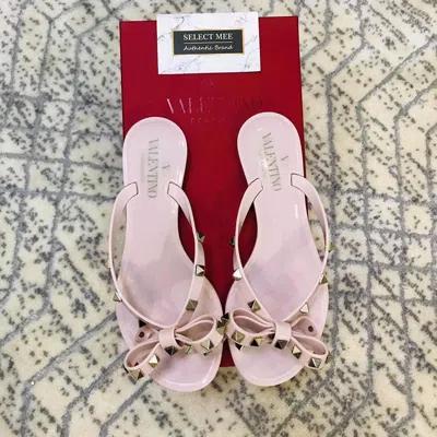 Valentino Rockstud Flip Flops In Pink
