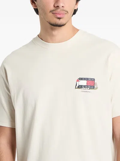 Tommy Jeans Logo-print T-shirt In Neutral