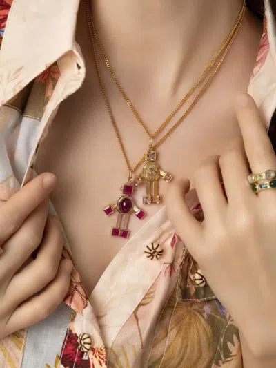 Van Robot 18k Yellow Gold Ruby Robot-shaped Pendant In Gold