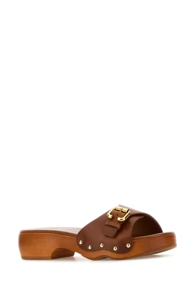 Chloé Jeannette Leather Buckle Clog Sandals In Brown