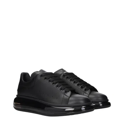 Alexander Mcqueen Sneakers Oversize Uomo Pelle Nero/nero In Black