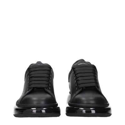Alexander Mcqueen Sneakers Oversize Uomo Pelle Nero/nero In Black