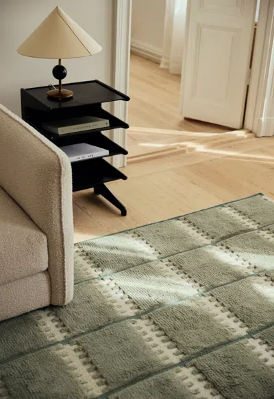 Layered Lilly Green 200 X 300 Cm In Green