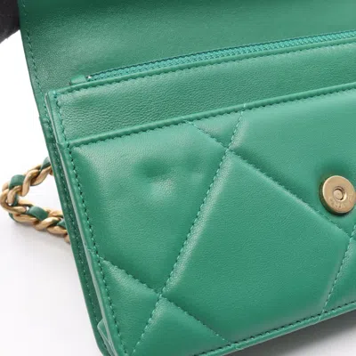Pre-owned Chanel Green Leather Shoulder Bag ()