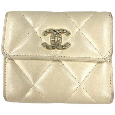 Pre-owned Chanel White Leather Wallet (tri-fold) ()