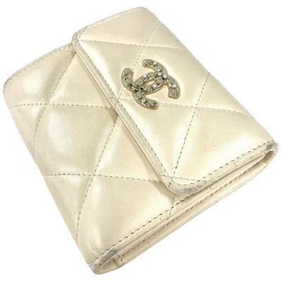 Pre-owned Chanel White Leather Wallet (tri-fold) ()
