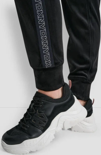 Dkny Mid Rise Slim Fit Joggers In Black