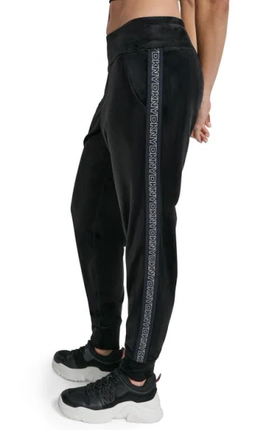 Dkny Mid Rise Slim Fit Joggers In Black