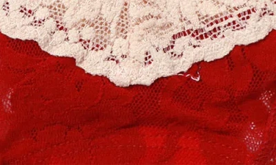 Hanky Panky Signature Lace Low Rise Thong In Red