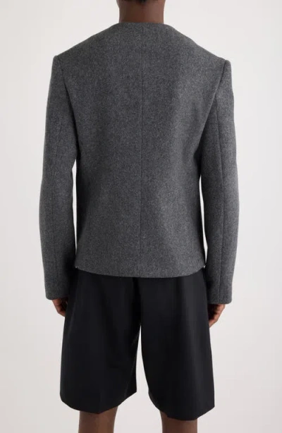 Jacquemus La Veste Sera Fitted Collarless Virgin Wool Blend Blazer In Gray