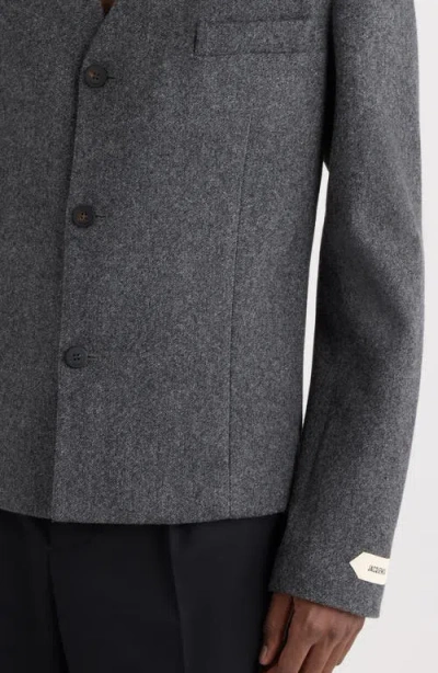 Jacquemus La Veste Sera Fitted Collarless Virgin Wool Blend Blazer In Gray