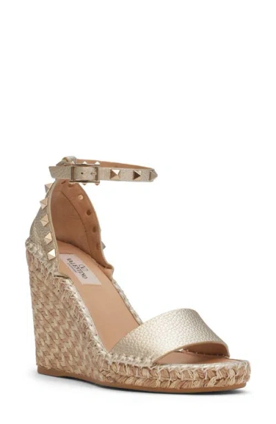 Valentino Garavani Rockstud 105 Metallic Textured-leather Espadrille Wedge Sandals In Nude