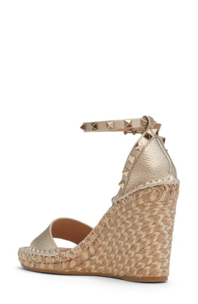 Valentino Garavani Rockstud 105 Metallic Textured-leather Espadrille Wedge Sandals In Nude