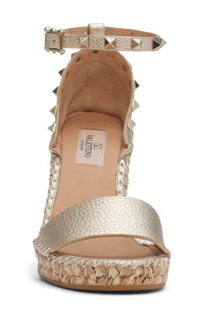 Valentino Garavani Rockstud 105 Metallic Textured-leather Espadrille Wedge Sandals In Nude