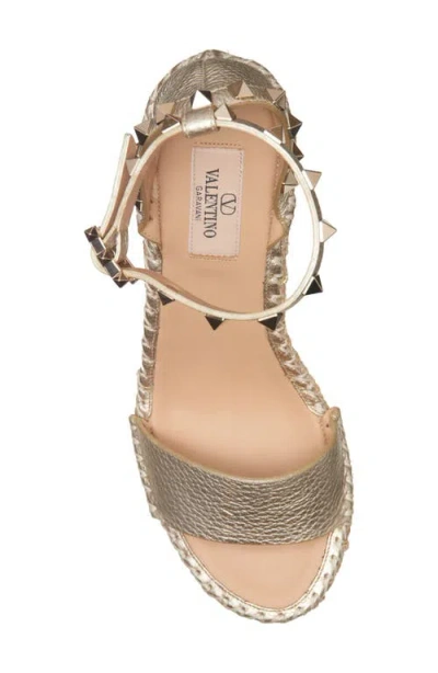 Valentino Garavani Rockstud 105 Metallic Textured-leather Espadrille Wedge Sandals In Nude