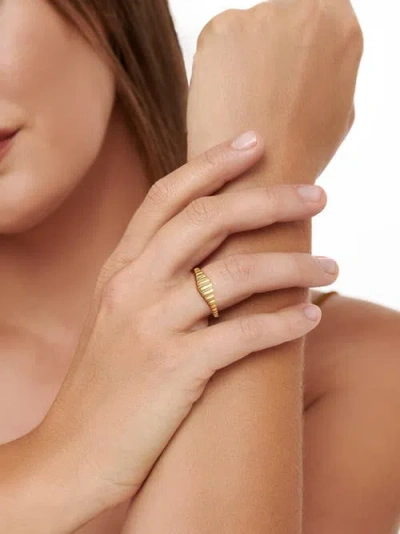 Devata Ribbed Ring In Gold