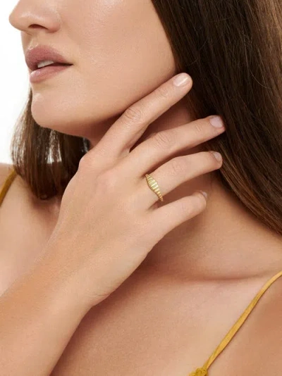 Devata Ribbed Ring In Gold