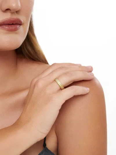 Devata Ribbed Band Ring In Gold