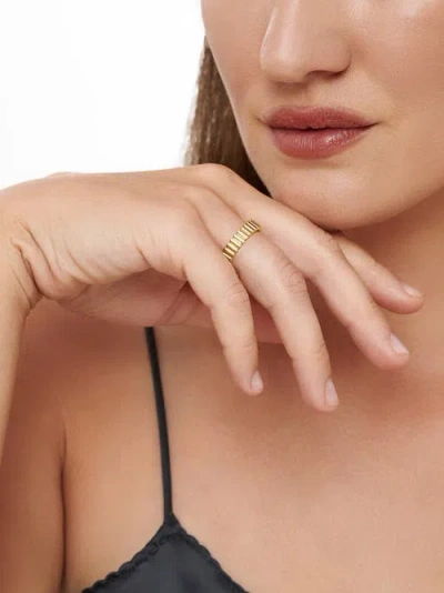 Devata Ribbed Band Ring In Gold