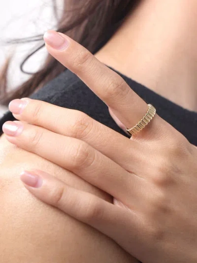 Devata Ribbed Band Ring In Gold