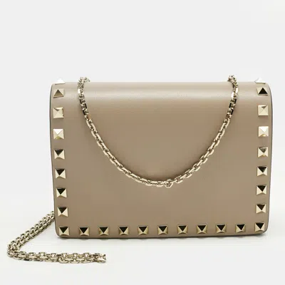 Pre-owned Valentino Garavani Beige Leather Rockstud Chain Clutch In Sand