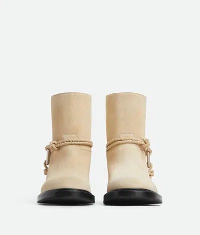 Bottega Veneta James Ankle Trunk In Neutral