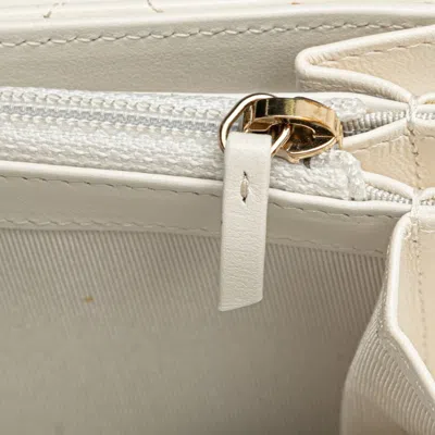 Pre-owned Chanel Matelasse White Leather Wallet (tri-fold) ()