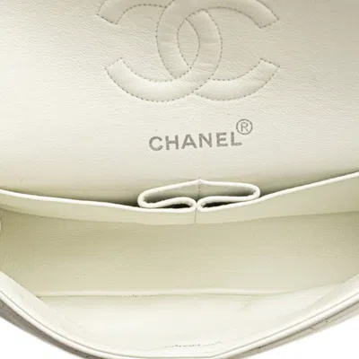 Pre-owned Chanel Matelasse White Leather Shoulder Bag ()