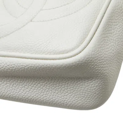 Pre-owned Chanel White Grained Calfskin Shoulder Bag ()