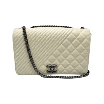Pre-owned Chanel White Leather Shoulder Bag ()