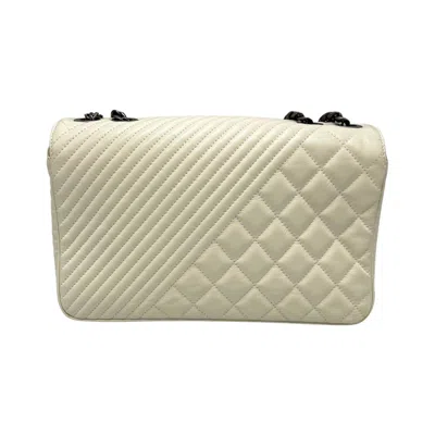 Pre-owned Chanel White Leather Shoulder Bag ()
