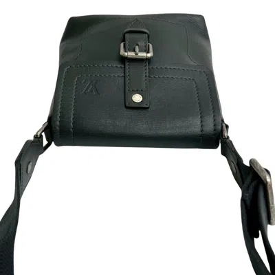 Pre-owned Louis Vuitton Black Leather Pochette Shoulder Bag ()