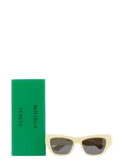 Bottega Veneta Angle Sunglasses In Neutral