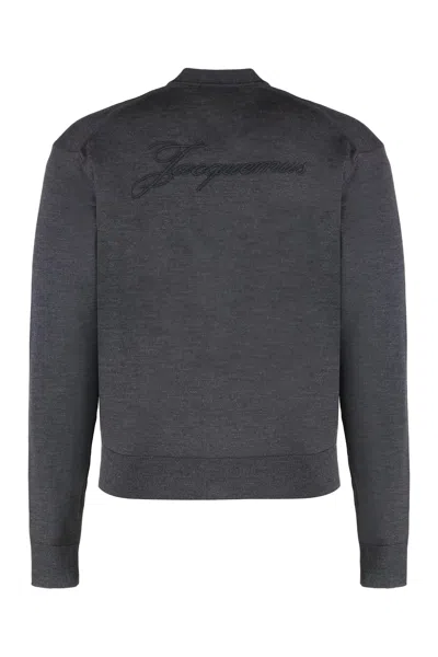 Jacquemus Embroidered-logo Ribbed Cardigan In Gray
