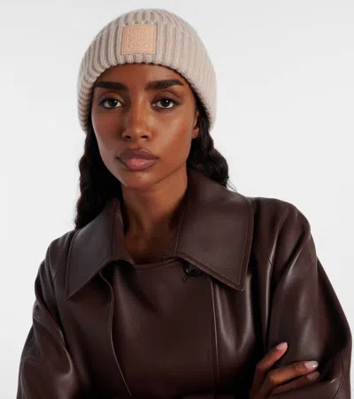 Loewe Anagram Ribbed-knit Cashmere Beanie In Gray