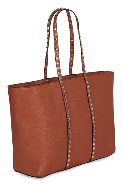 Valentino Garavani Shopping Rockstud Bag In Leather In Brown