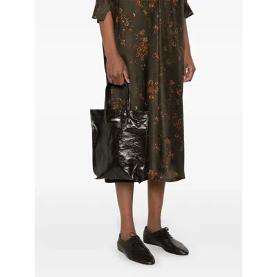 Uma Wang Carry A Handbag With Both Hands In Black