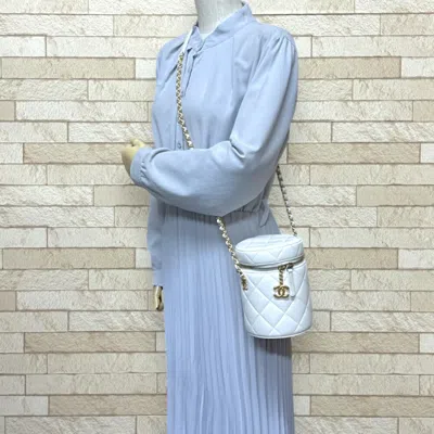 Pre-owned Chanel Matelasse White Leather Shoulder Bag ()