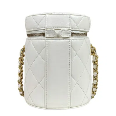 Pre-owned Chanel Matelasse White Leather Shoulder Bag ()
