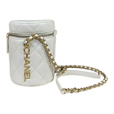 Pre-owned Chanel Matelasse White Leather Shoulder Bag ()