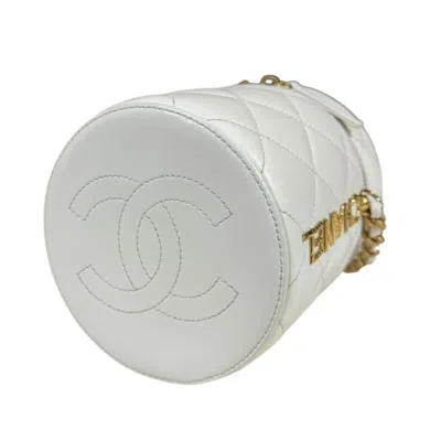 Pre-owned Chanel Matelasse White Leather Shoulder Bag ()